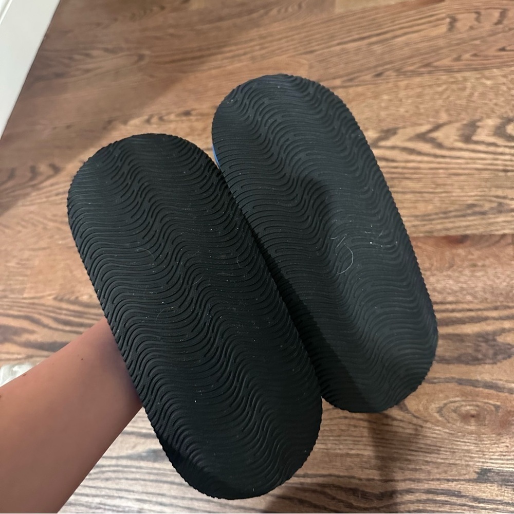 Floteez Blue Pool Float Flip Flops View 3